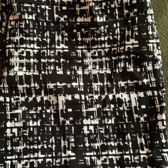 Apt.9 black and white capri pants.  Size 6.  Front fasten. - Picture 4 of 4